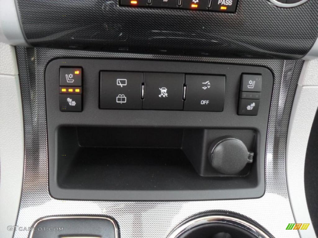 2011 Chevrolet Traverse LTZ Controls Photo #49792103