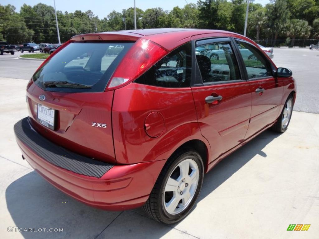 2005 Focus ZX5 SES Hatchback - Sangria Red Metallic / Charcoal/Charcoal photo #11