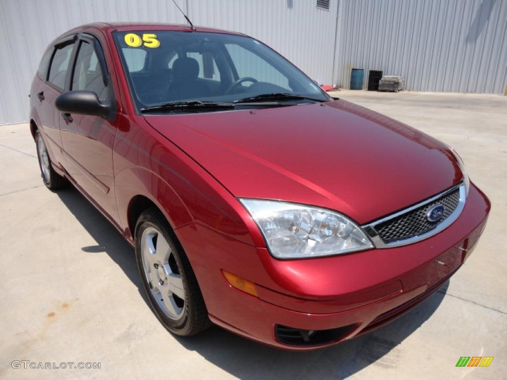 2005 Focus ZX5 SES Hatchback - Sangria Red Metallic / Charcoal/Charcoal photo #13