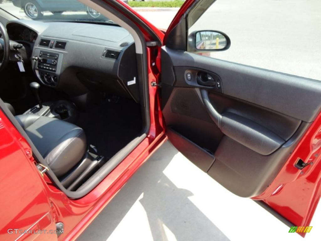 2005 Focus ZX5 SES Hatchback - Sangria Red Metallic / Charcoal/Charcoal photo #16