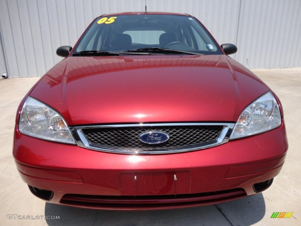 2005 Focus ZX5 SES Hatchback - Sangria Red Metallic / Charcoal/Charcoal photo #19