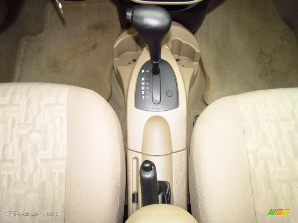 2005 Focus ZX4 SE Sedan - Arizona Beige Metallic / Dark Pebble/Light Pebble photo #17