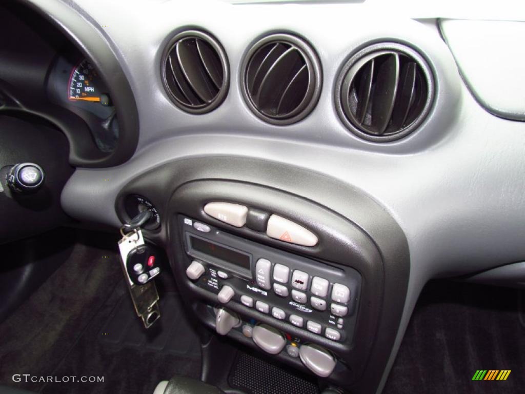 2004 Pontiac Grand Am GT Sedan Controls Photo #49797710