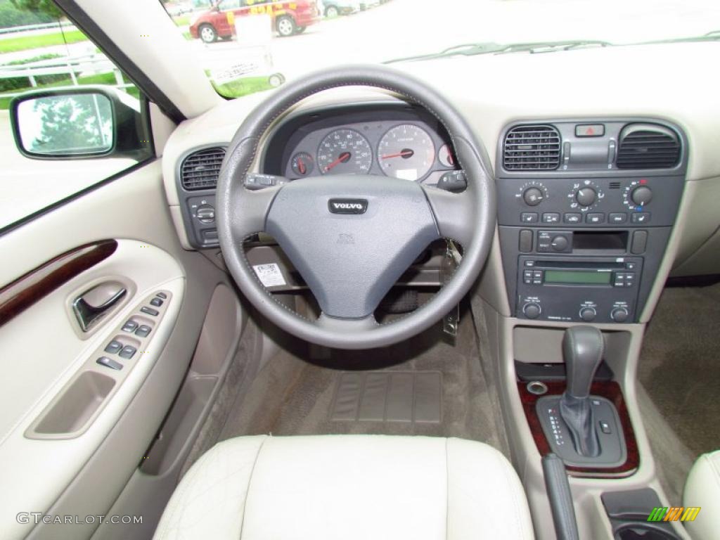 2004 Volvo V40 Standard V40 Model Controls Photo #49798208