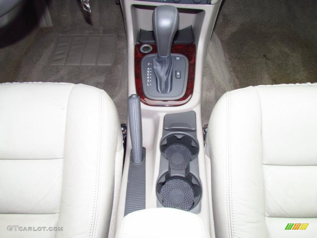 2004 V40  - Silver Metallic / Light Taupe photo #17