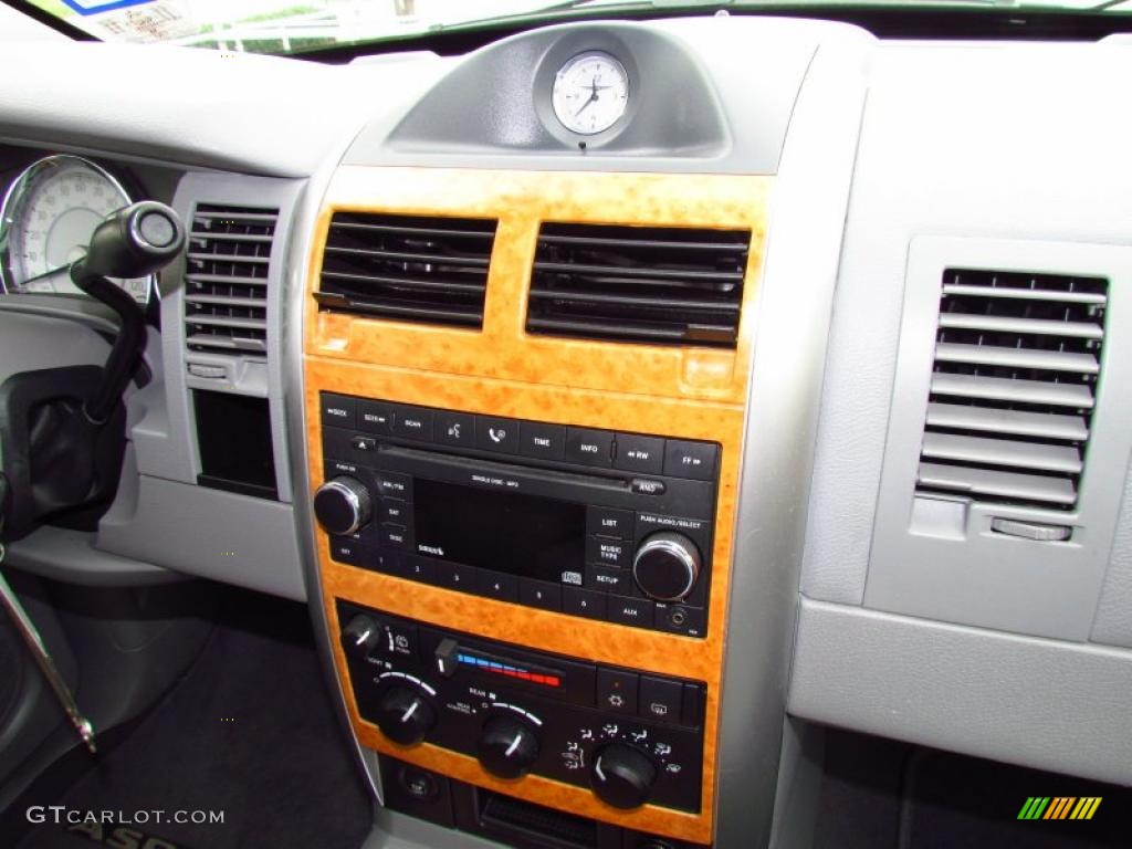 2008 Chrysler Aspen Limited Controls Photo #49798280