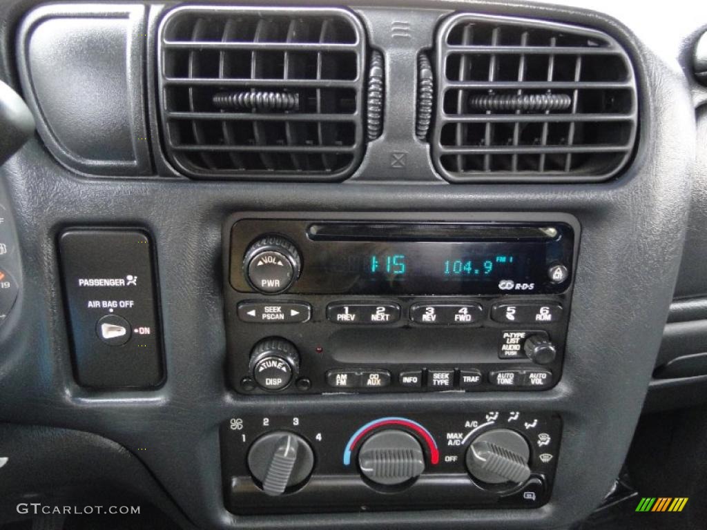 2003 GMC Sonoma SLS Extended Cab Controls Photo #49814058