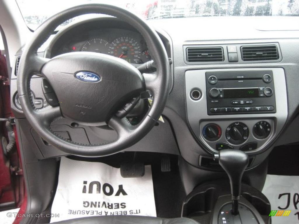 2007 Ford Focus ZX5 SES Hatchback Dashboard Photos
