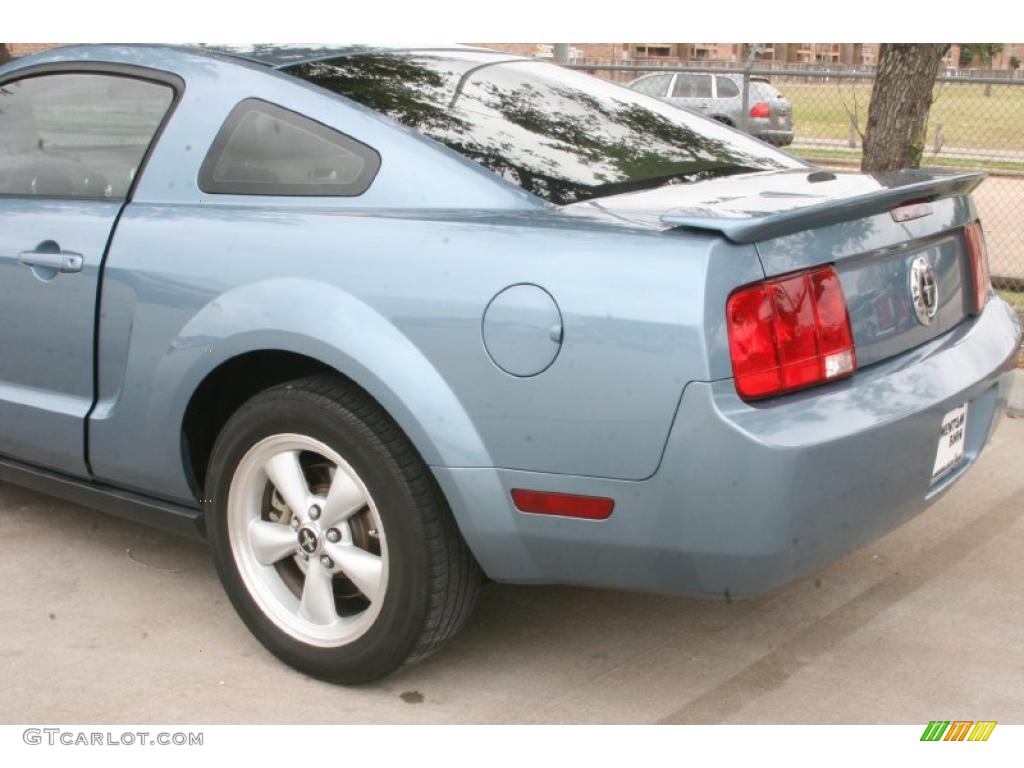 2007 Mustang V6 Premium Coupe - Windveil Blue Metallic / Light Graphite photo #17