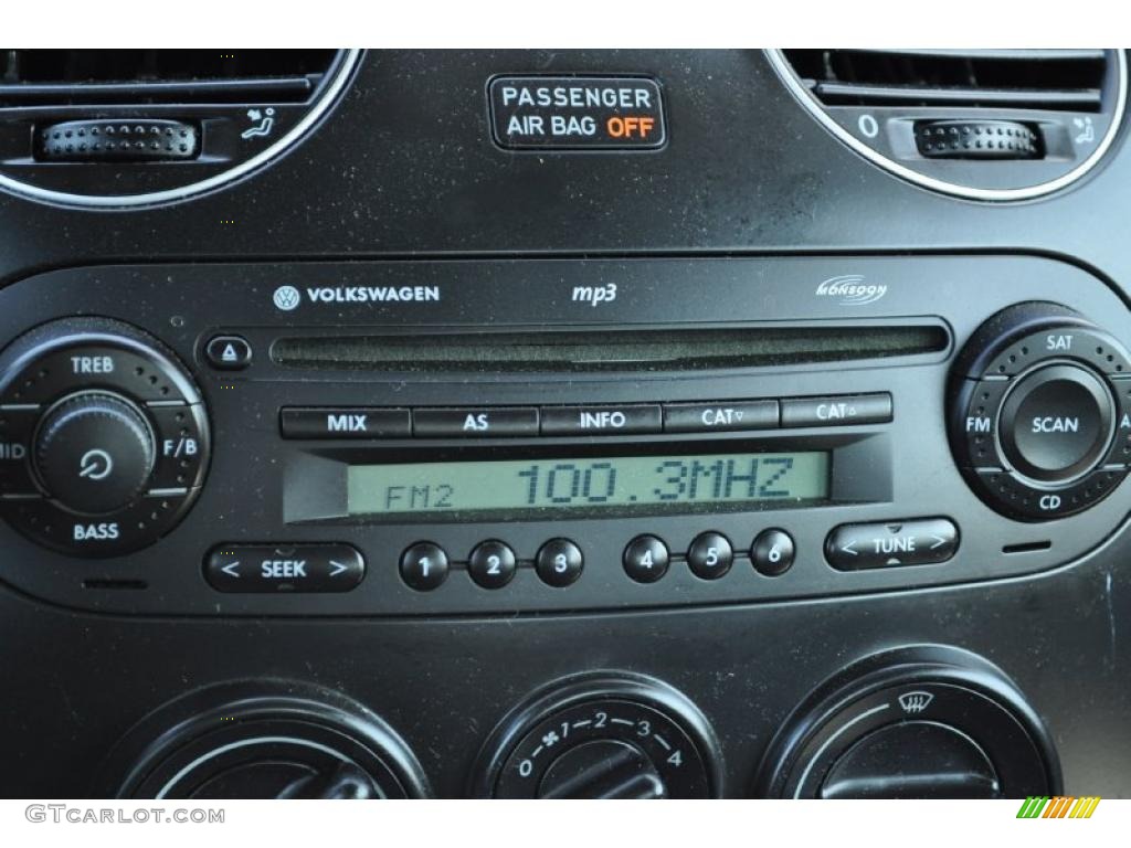 2009 Volkswagen New Beetle 2.5 Convertible Controls Photo #49824861