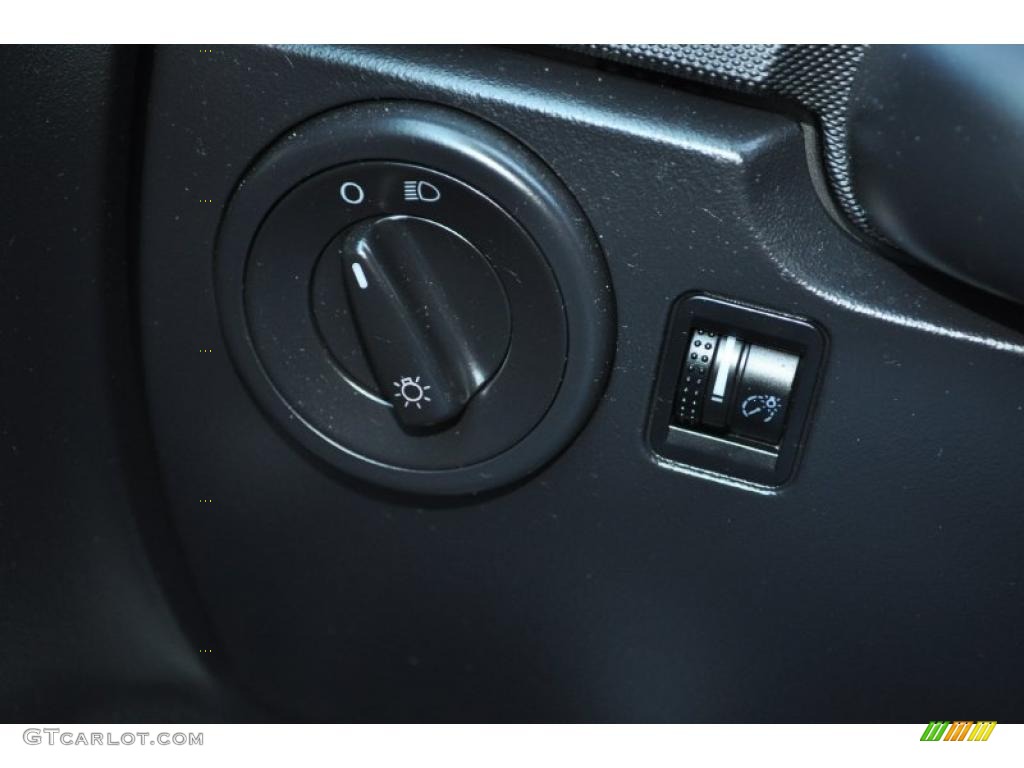 2009 Volkswagen New Beetle 2.5 Convertible Controls Photo #49824948
