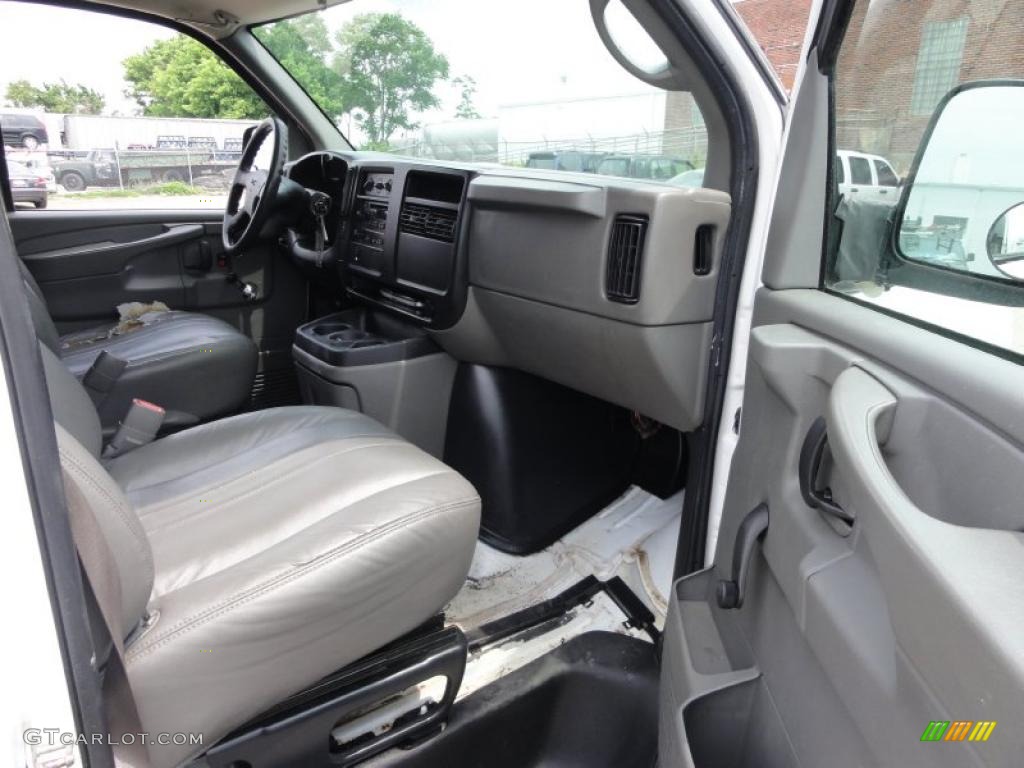 2006 Savana Van 3500 Extended Cargo - Summit White / Medium Pewter photo #17