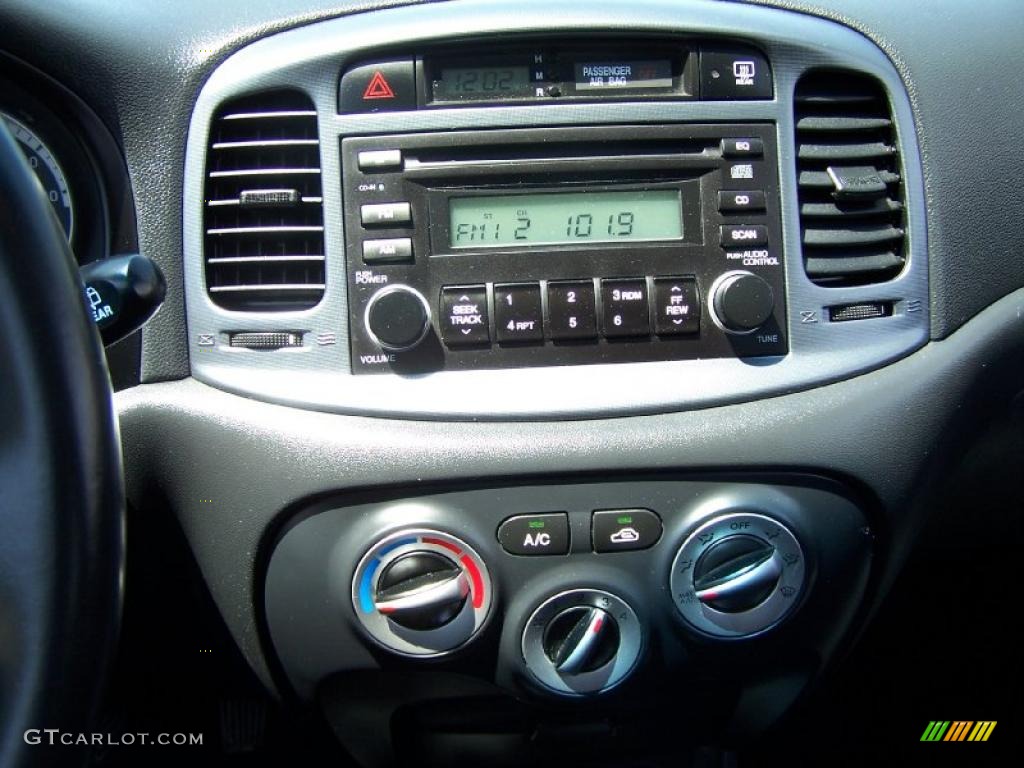2008 Hyundai Accent GS Coupe Controls Photo #49831065