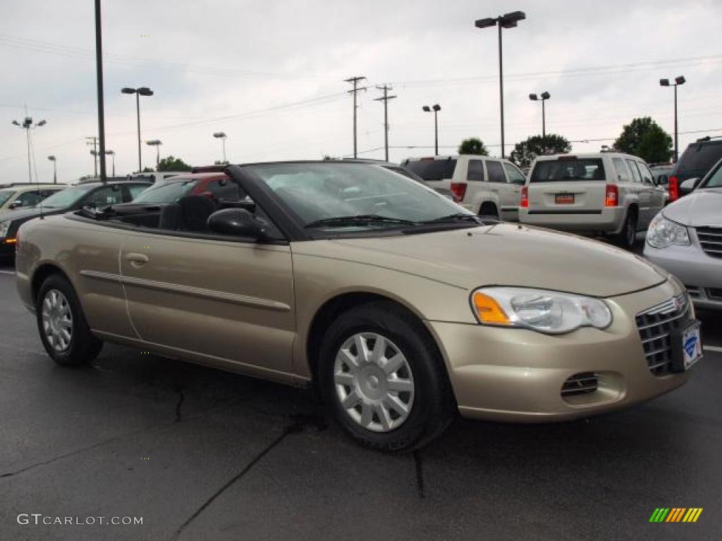2005 Sebring Convertible - Linen Gold Metallic / Charcoal photo #2