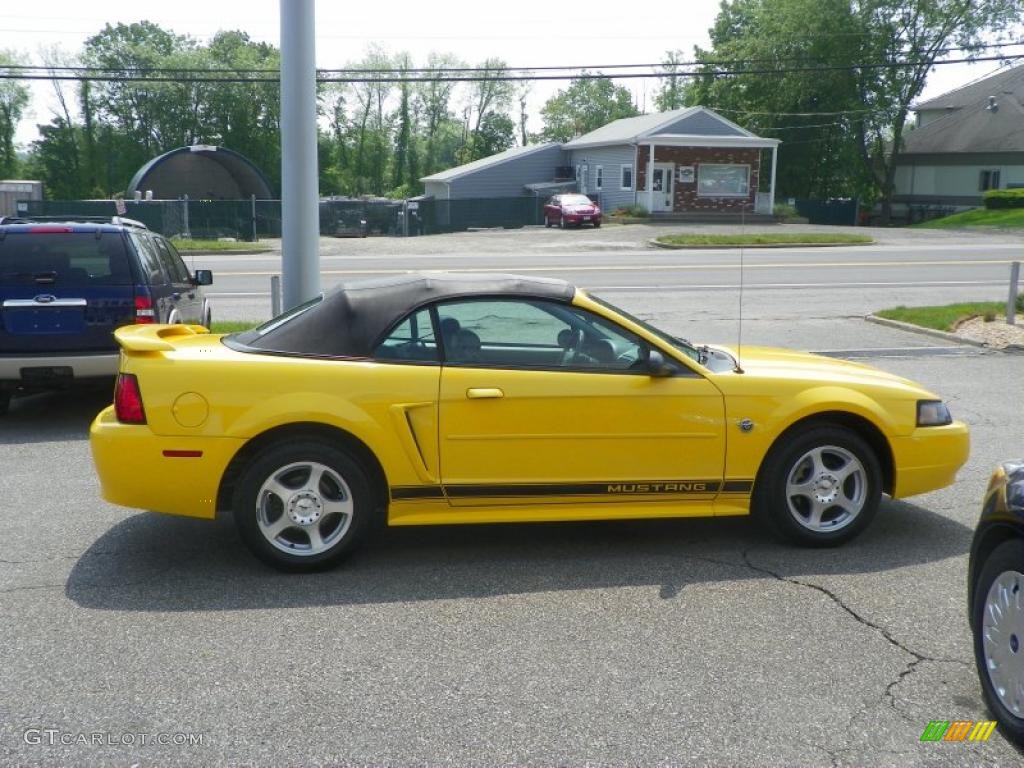 2004 Mustang V6 Convertible - Screaming Yellow / Medium Parchment photo #17