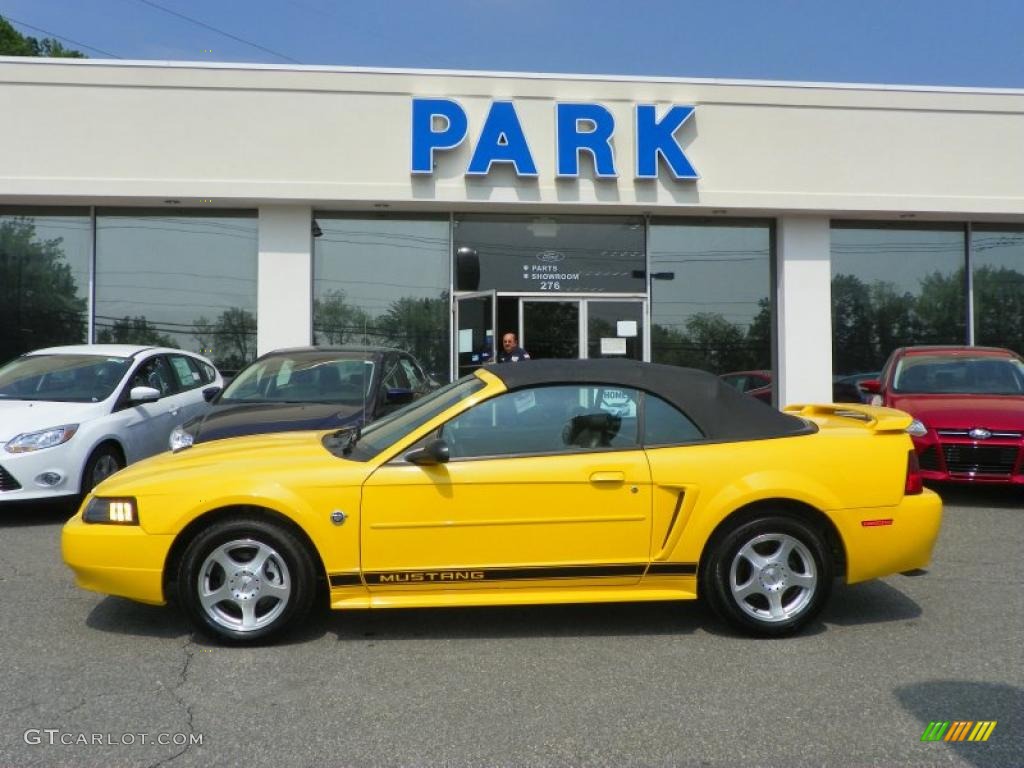 2004 Mustang V6 Convertible - Screaming Yellow / Medium Parchment photo #19