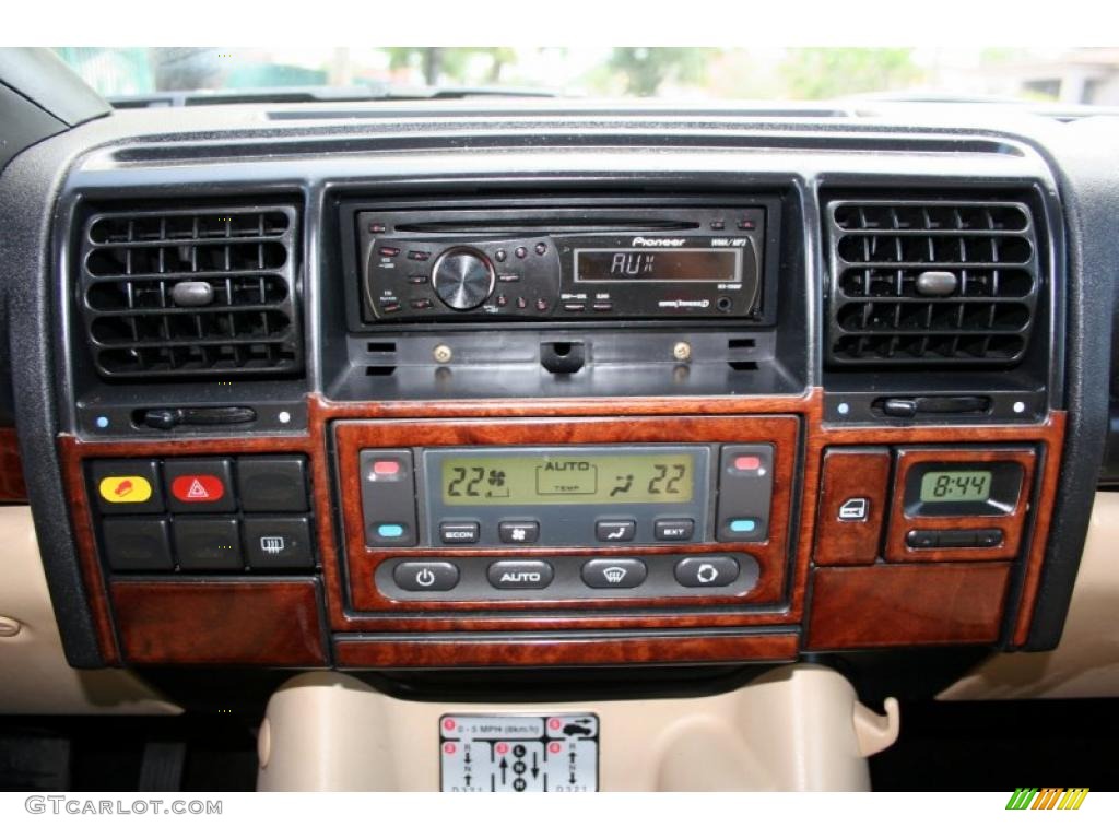 2003 Land Rover Discovery S Controls Photo #49843537