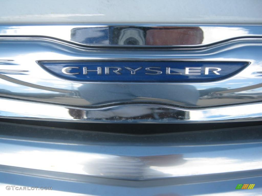 2011 Chrysler 200 Touring Convertible Marks and Logos Photos