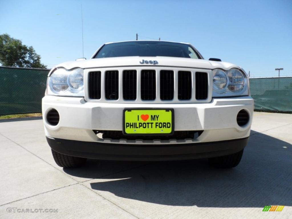 2006 Grand Cherokee Laredo - Stone White / Medium Slate Gray photo #9