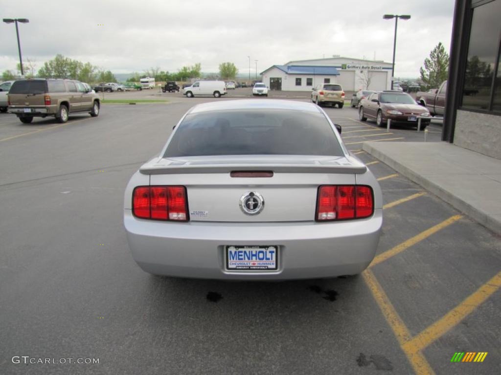 2008 Mustang V6 Deluxe Coupe - Brilliant Silver Metallic / Dark Charcoal photo #24