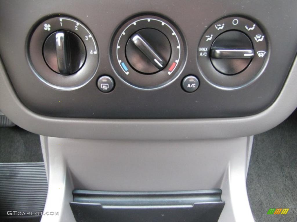 2005 Ford Explorer XLT 4x4 Controls Photo #49849501