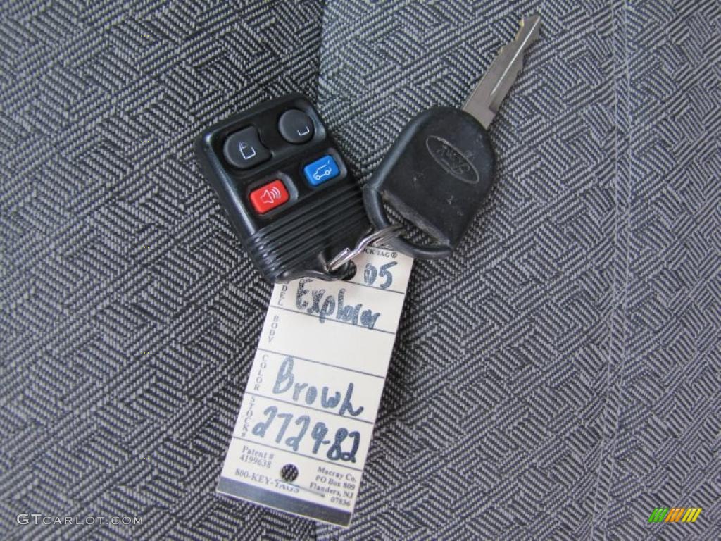 2005 Explorer XLT 4x4 - Mineral Grey Metallic / Graphite photo #36