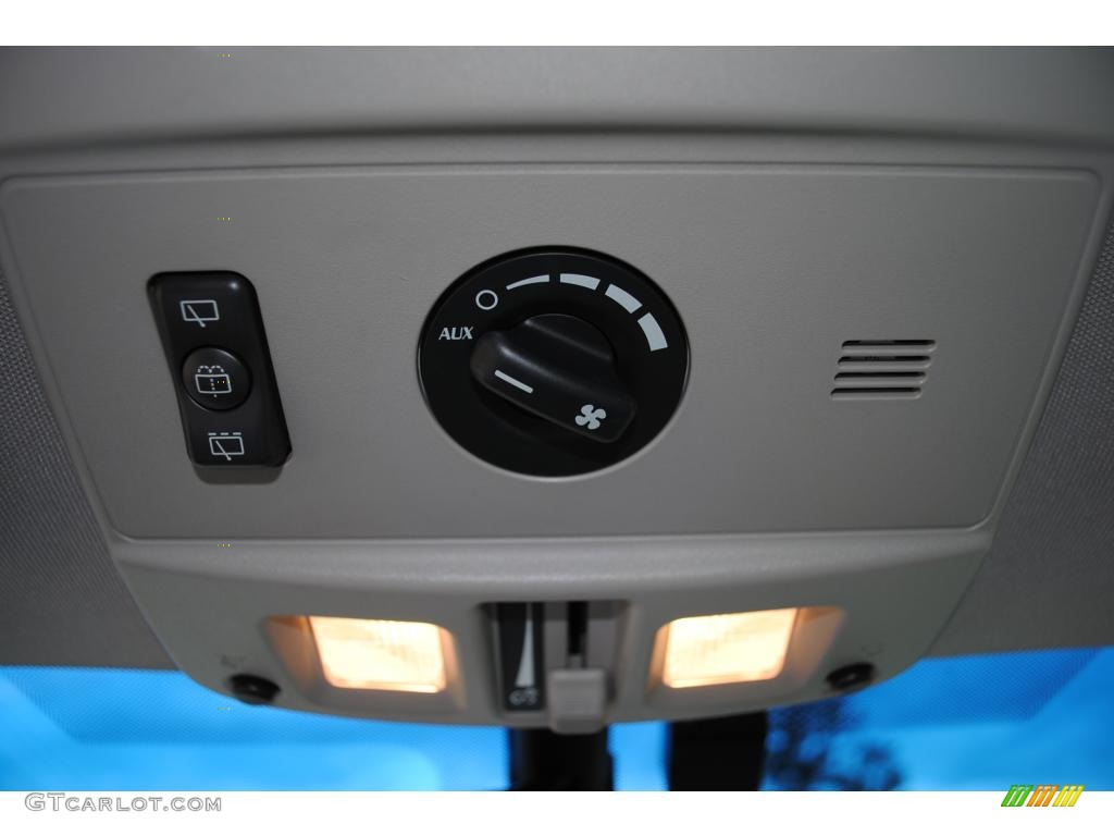 2004 Cadillac SRX V8 Controls Photo #49860428