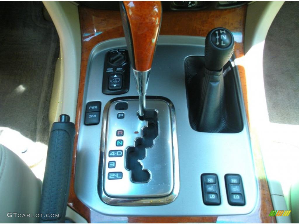 2006 LX 470 - Crystal White / Ivory photo #25