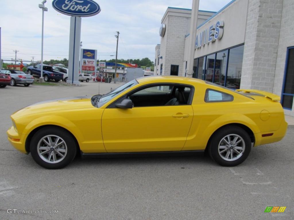 2005 Mustang V6 Premium Coupe - Screaming Yellow / Dark Charcoal photo #2