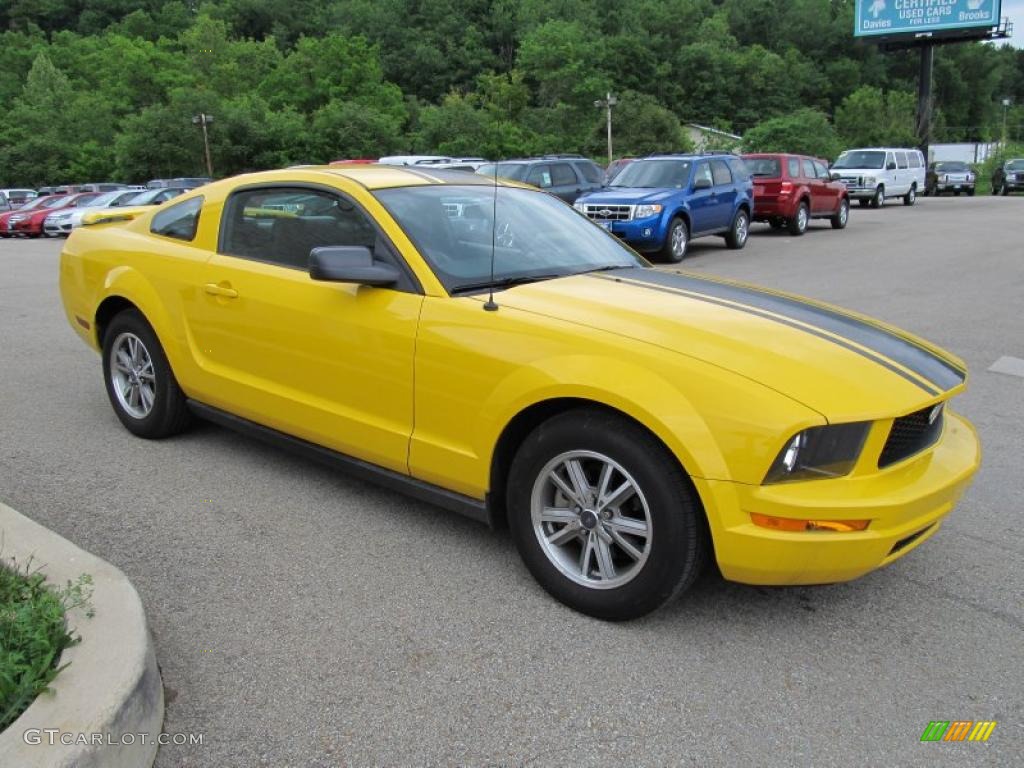 2005 Mustang V6 Premium Coupe - Screaming Yellow / Dark Charcoal photo #4