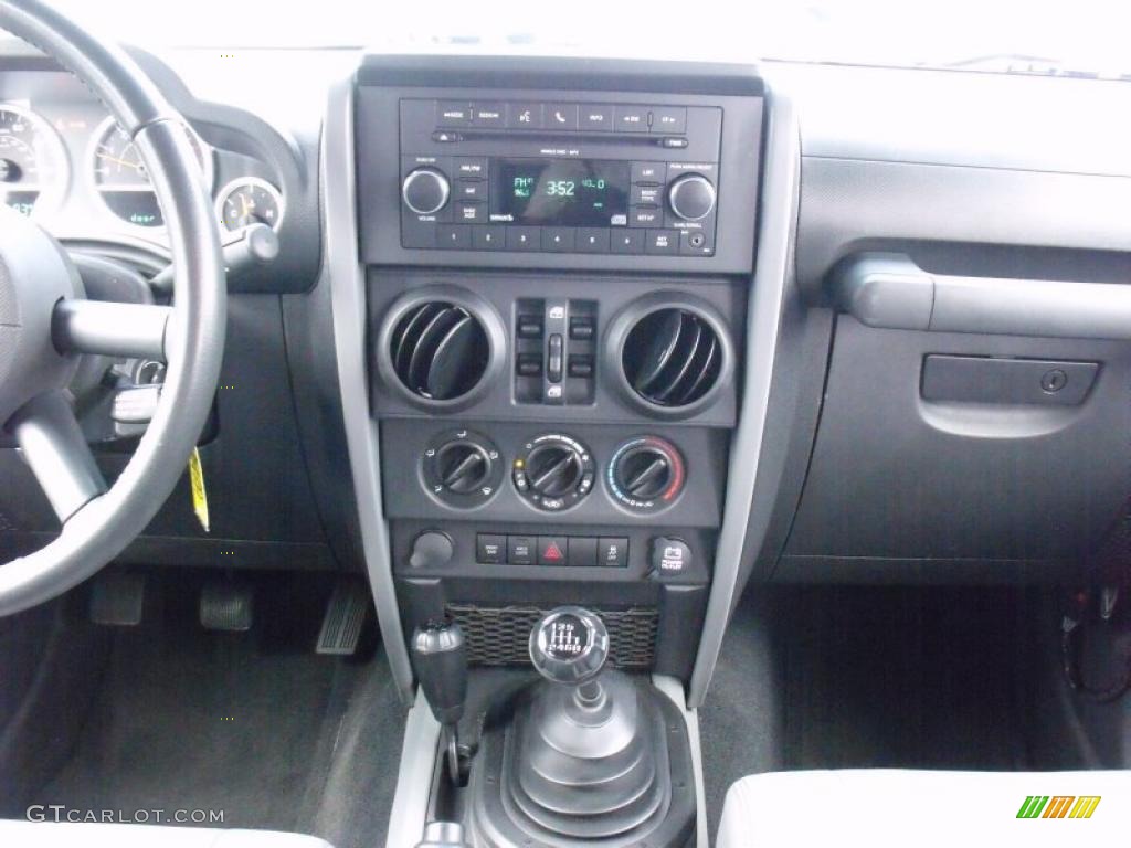2010 Jeep Wrangler Unlimited Rubicon 4x4 Controls Photo #49868519