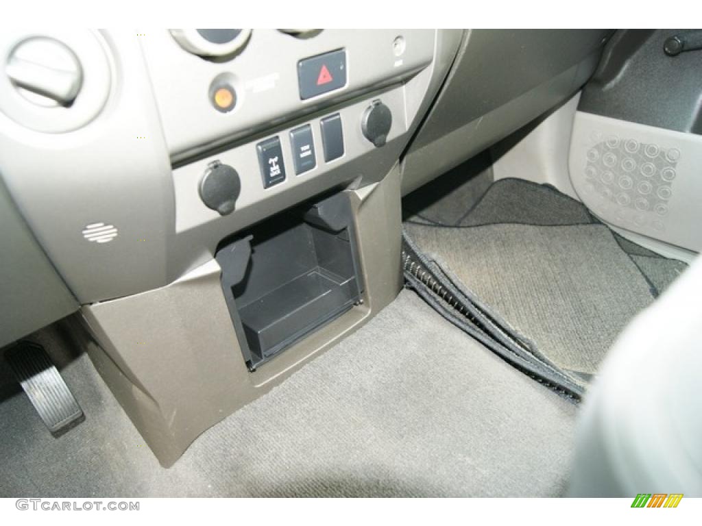 2004 Titan SE King Cab 4x4 - Smoke Gray / Graphite/Titanium photo #30