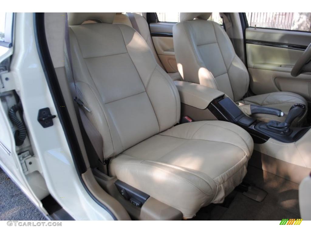 Taupe/LightTaupe Interior 2002 Volvo S80 T6 Photo #49871438