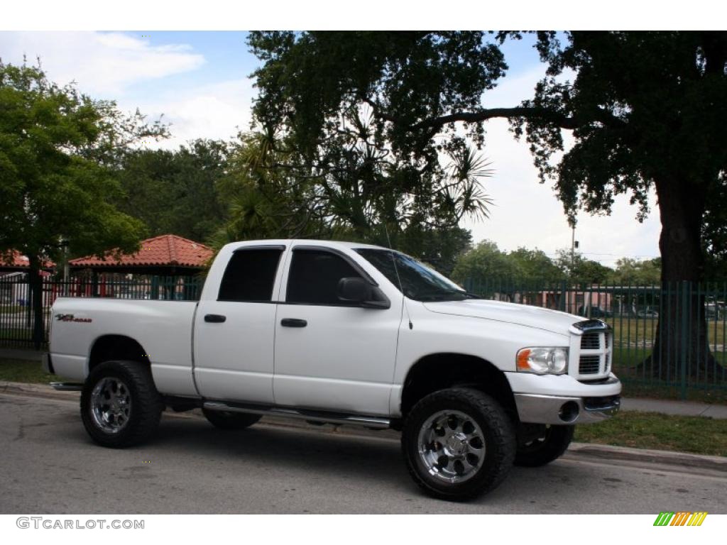 2004 Ram 1500 SLT Quad Cab 4x4 - Bright White / Taupe photo #11