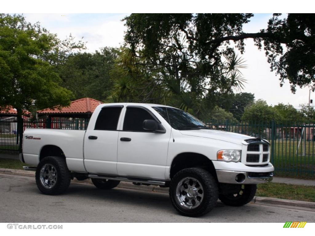 2004 Ram 1500 SLT Quad Cab 4x4 - Bright White / Taupe photo #12