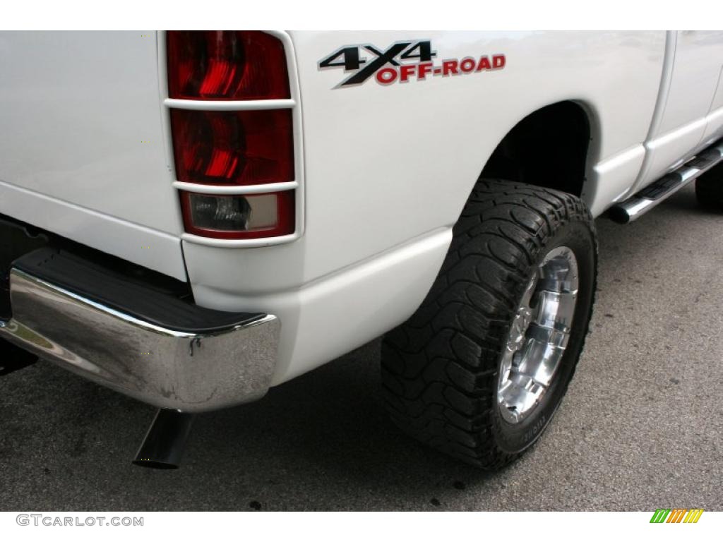 2004 Ram 1500 SLT Quad Cab 4x4 - Bright White / Taupe photo #18