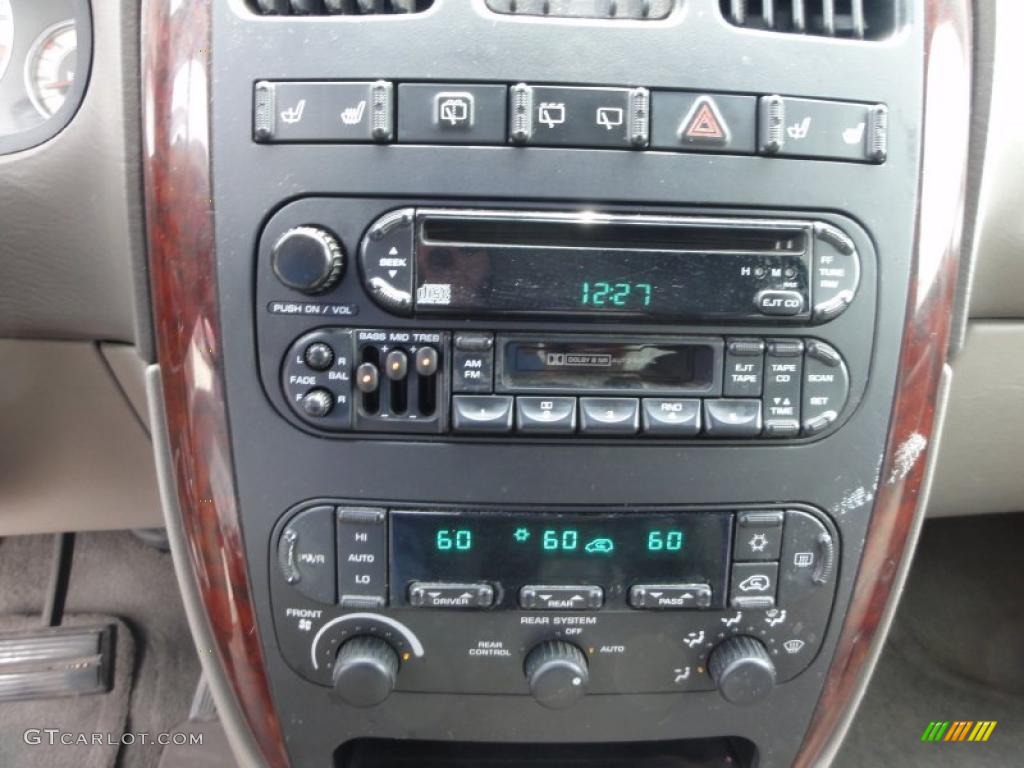 2001 Chrysler Town & Country LXi Controls Photo #49884629