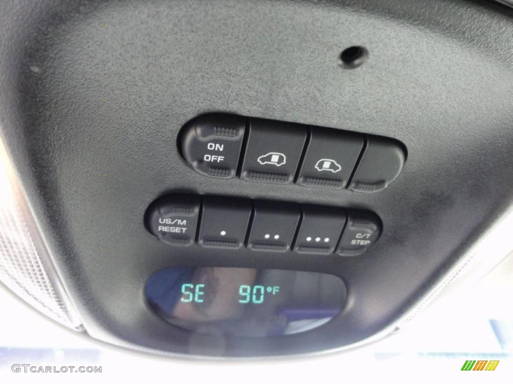 2001 Chrysler Town & Country LXi Controls Photo #49884644