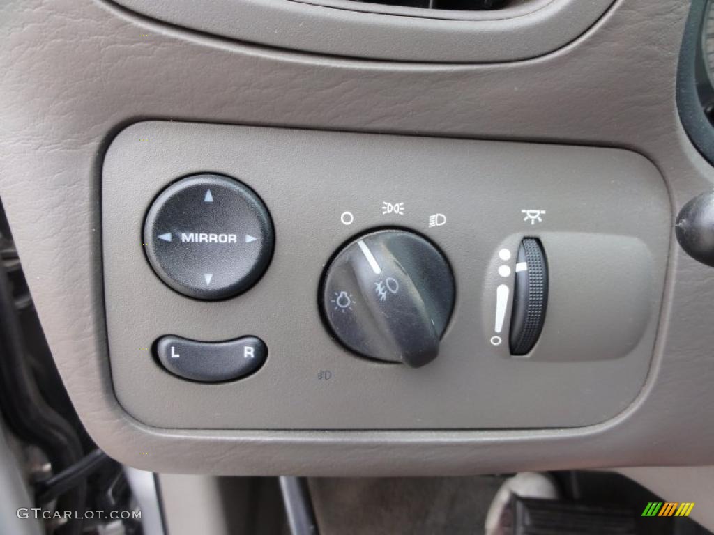 2001 Chrysler Town & Country LXi Controls Photo #49884737