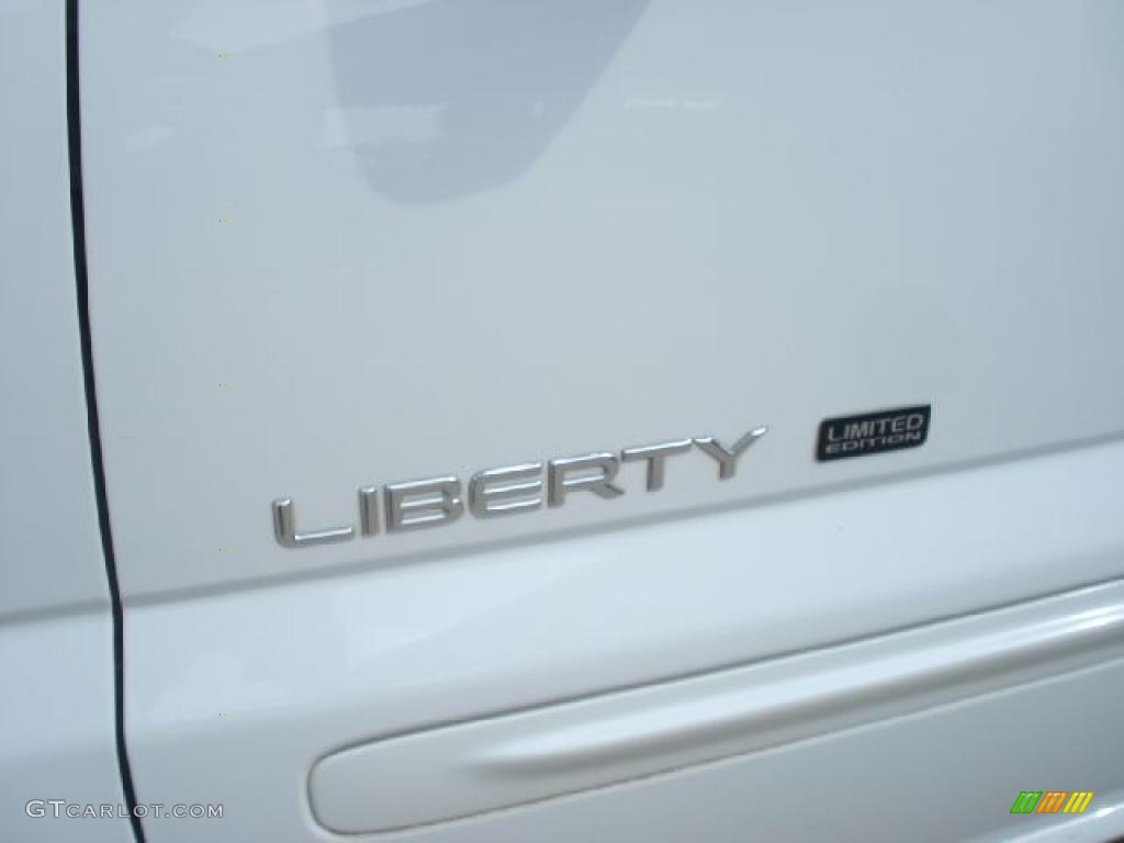 2002 Liberty Limited 4x4 - Stone White / Taupe photo #32