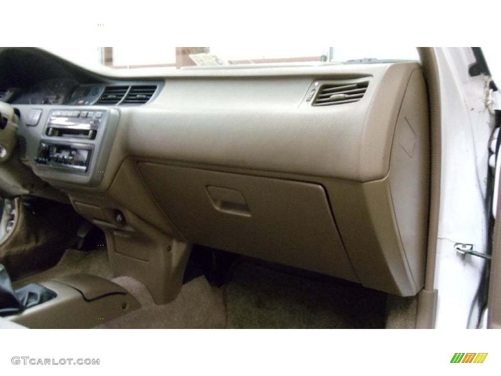 1995 Civic DX Sedan - Frost White / Beige photo #17