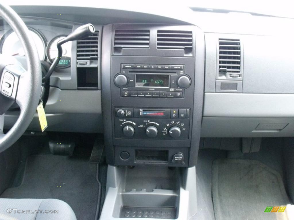 2006 Dodge Durango SXT Controls Photo #49896053