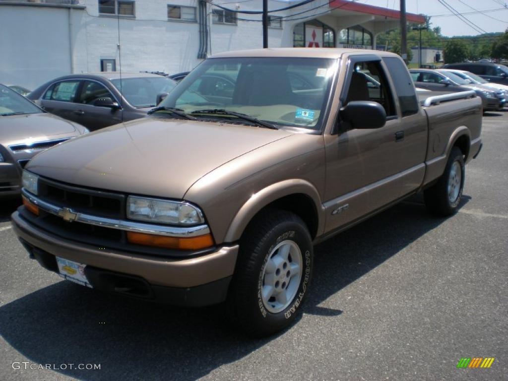 2002 S10 LS Extended Cab 4x4 - Sandalwood Metallic / Beige photo #1