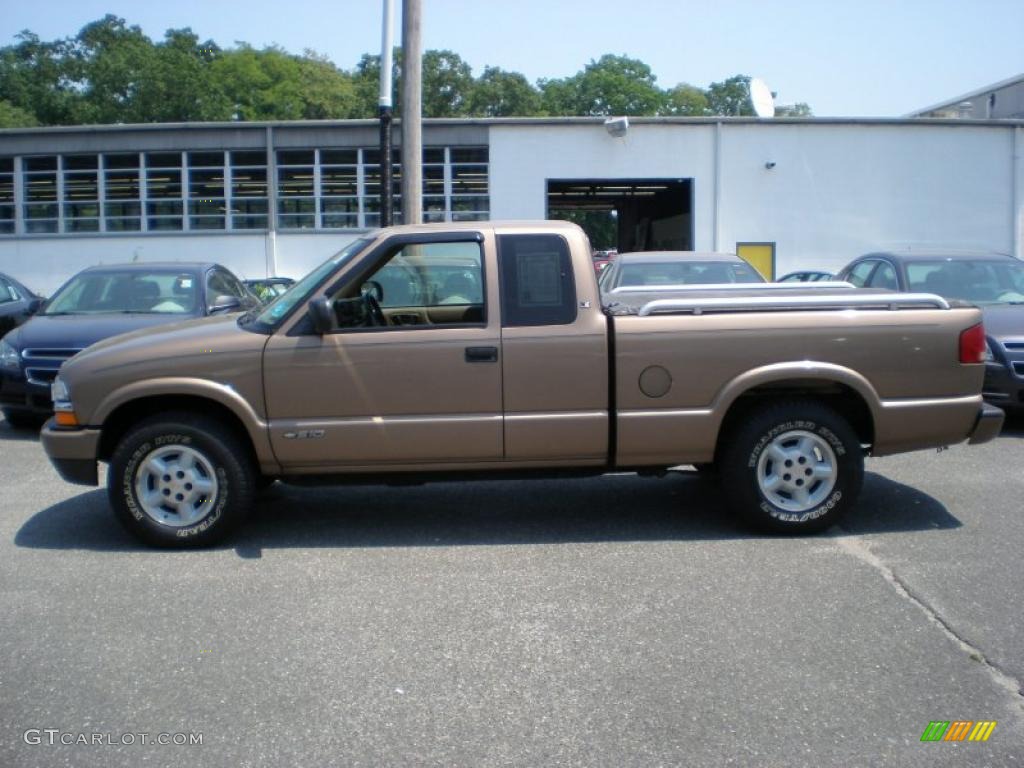 Sandalwood Metallic 2002 Chevrolet S10 LS Extended Cab 4x4 Exterior Photo #49896482