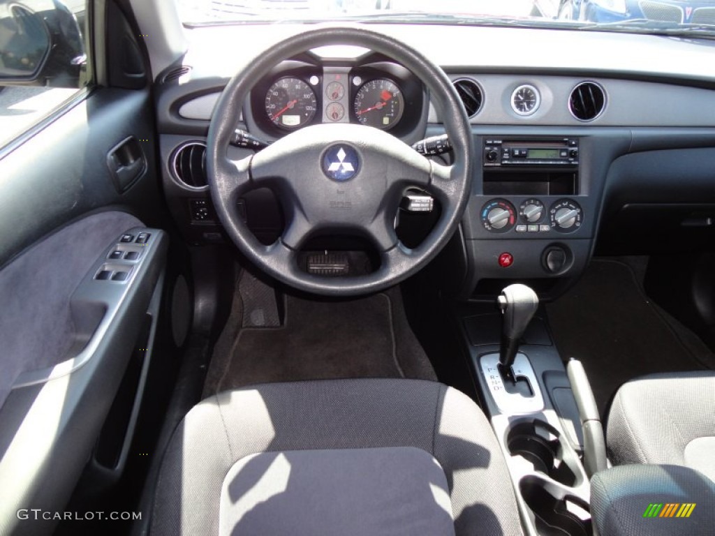 2003 Mitsubishi Outlander LS Dashboard Photos