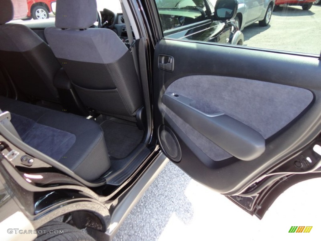 Charcoal Interior 2003 Mitsubishi Outlander LS Photo #49905684