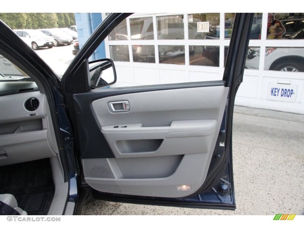 2009 Honda Pilot LX 4WD Gray Door Panel Photo #49911003