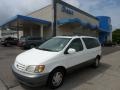 Super White 2001 Toyota Sienna XLE