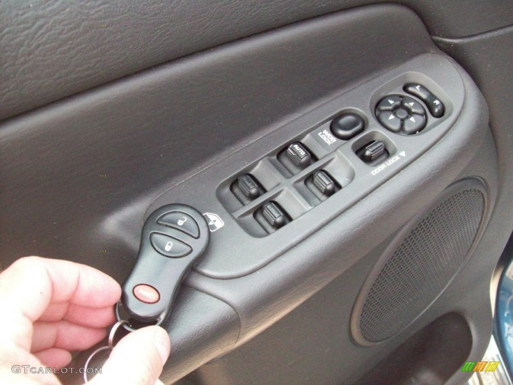 2004 Dodge Ram 2500 SLT Quad Cab 4x4 Controls Photo #49915740
