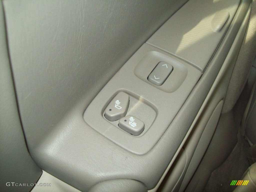 2004 Cadillac DeVille DHS Controls Photo #49915902